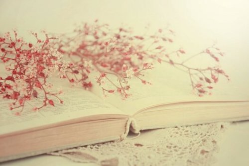 Buch mit Zweigen