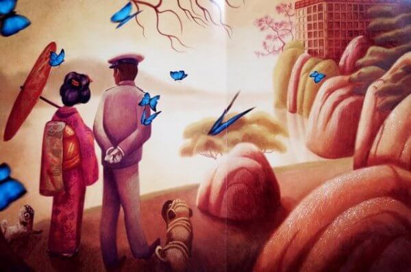 Ein japanisches Paar betrachtet eine Leinwand.