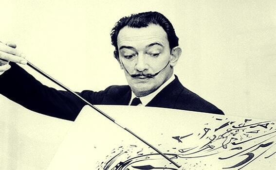 Salvador Dalí beim Malen