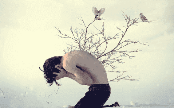 Ein nach vorn gekrümmter junger Mann, aus dessen Rücken Äste wachsen