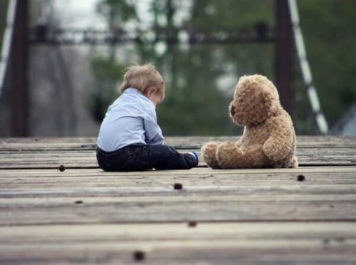 Die Entwicklung des Babys im 7. und 8. Lebensmonat, veranschaulicht durch einen Jungen und sein Teddybären