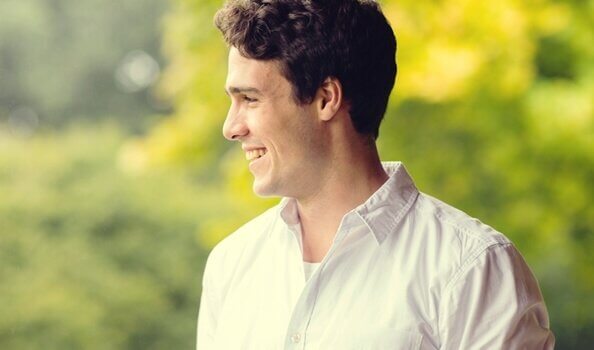 Ein junger Mann lacht