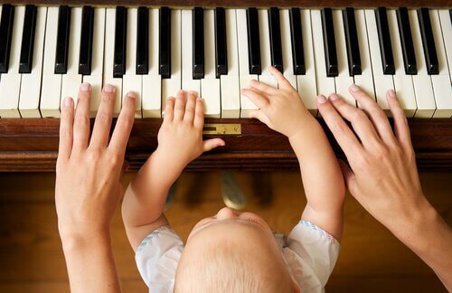 Ein Kleinkind spielt Klavier