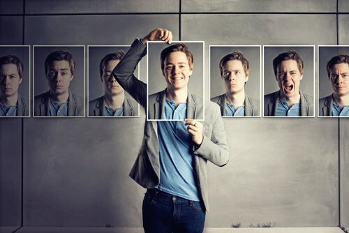 Ein Mann hält Bilder mit verschiedenen Gesichtsausdrücken hoch, um Gefühle zum Ausdruck bringen zu können
