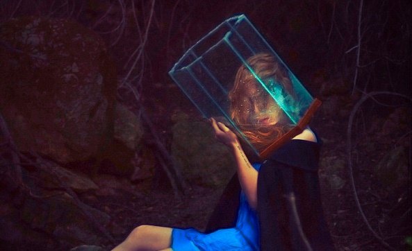 Eine Frau mit einem gläsernen Prisma auf dem Kopf