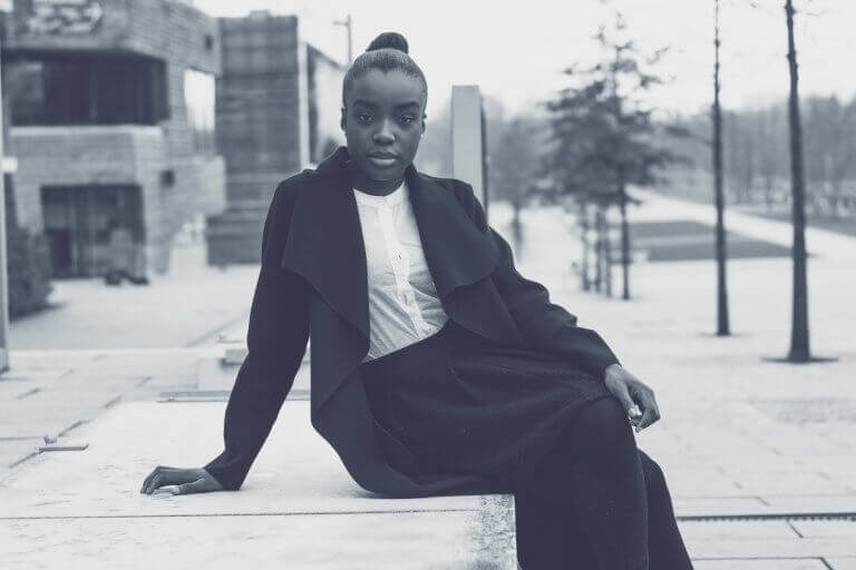 Afroamerikanerin sitzt allein in einer verlassenen Gegend