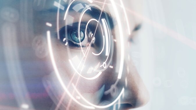 Frau blickt auf digitale Anzeige