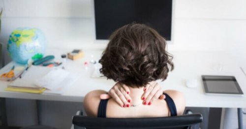 Frau in ihrem Kampf gegen Nackenverspannungen