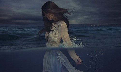 Eine Frau im Wasser