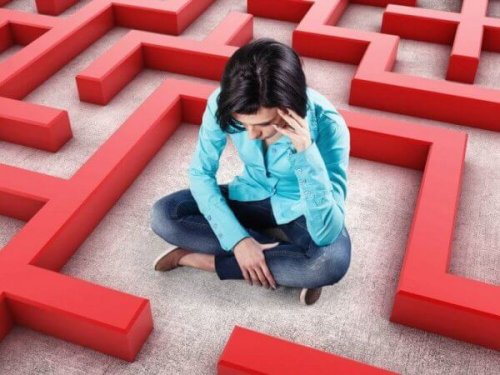 Eine Frau in einem Labyrinth