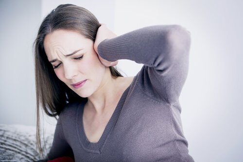 Emotionales Unwohlsein in Verbindung mit akustischen Halluzinationen oder Tinnitus
