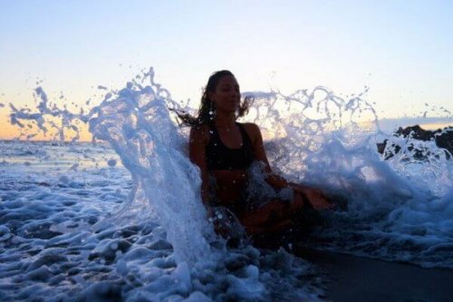 Frau meditiert im Meer