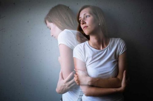 Frau mit Angst und Magenschmerzen