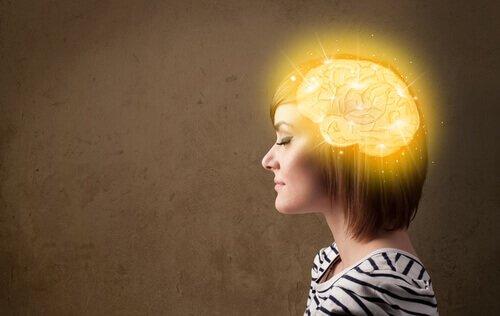 Profilbild einer Frau, die ein leuchtendes Gehirn im Kopf hat.