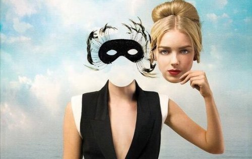 Ein surreales Bild einer Maske, mit menschlichem Körper, die eine weitere Maske einer Frau in der Hand hält.