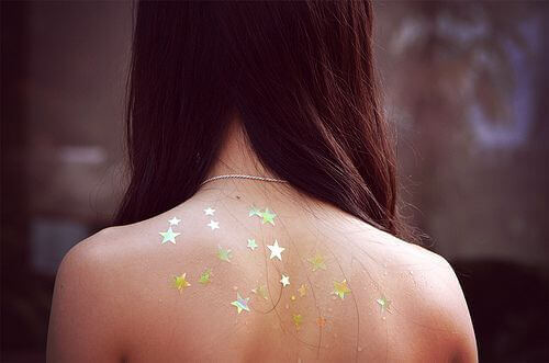 Frau mit Sternen auf den Rücken