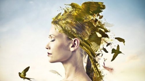 Frau mit Vögeln auf dem Kopf