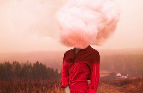 Frau mit Wolke als Kopf