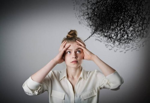 Frau mit Wolke aus negativen Gedanken über dem Kopf