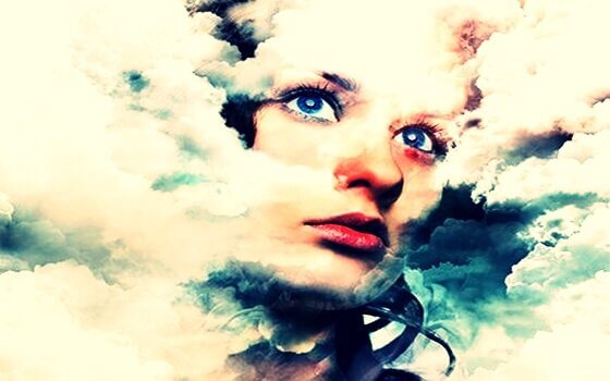Ein Gesicht einer Frau in einem mit Wolken verhangenen Himmel 