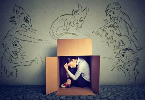 Eine Frau sitzt in einem Karton.