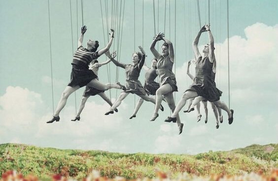 Frauen hängen an Seilen