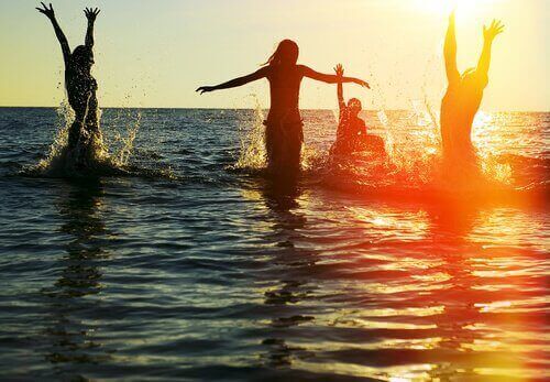 Auch wer mit Freunden im Meer Spaß hat, kann einsam unter Menschen sein