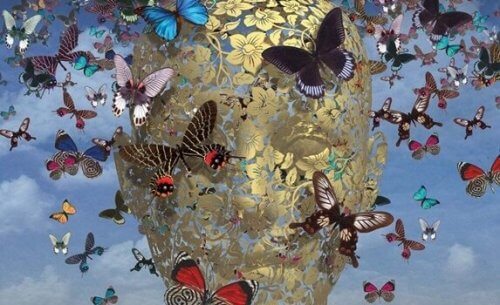 Eine Zeichnung eines Gesichts aus Blumen, das mit Schmetterlingen bedeckt ist.