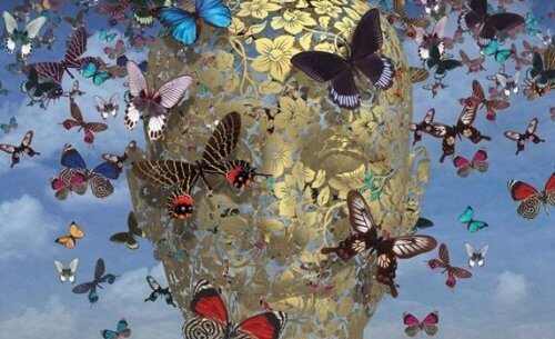 Eine Zeichnung eines Gesichts aus Blumen, das mit Schmetterlingen bedeckt ist. 
