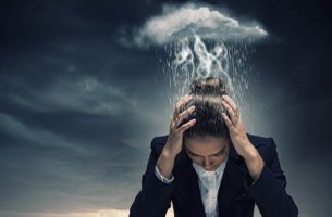 Zwanghafte Persönlichkeitsstörung - Eine Gewitterwolke hängt über einer verzweifelten Frau.
