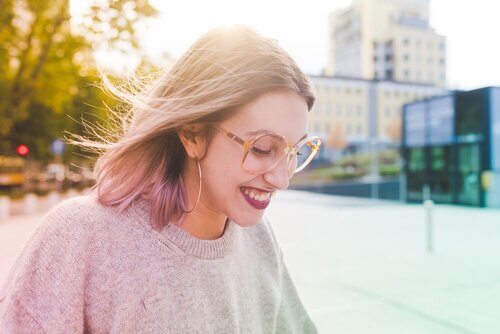 Glückliche Frau mit Brille