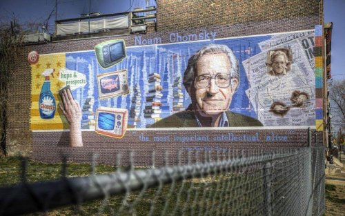 Graffiti von Chomsky an einer Gebäudewand