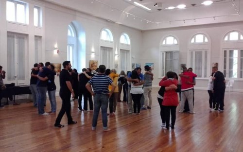 Eine Gruppe von sich umarmenden Menschen