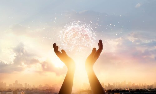 Hände, die in die Luft gestreckt werden. Es sieht so aus, als ob sie die Sonne halten würden.