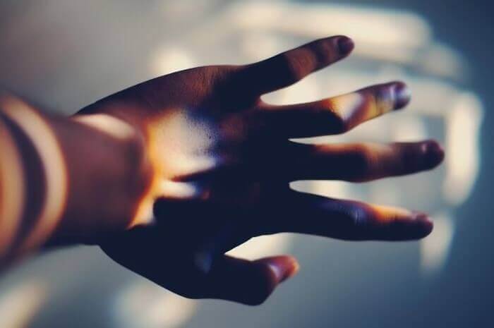 Hand im Lichtspiel
