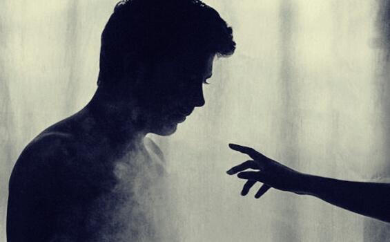 Eine Hand nähert sich einem Mann