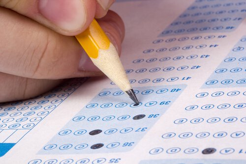 Hand und Bleistift beim Ausfüllen eines Tests