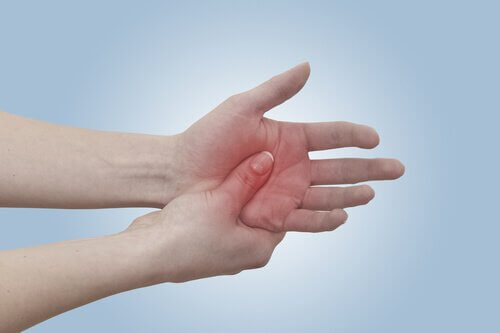 Frau hält schmerzende Hand