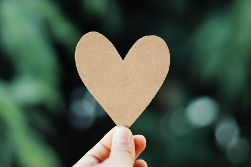 Herz aus einem Blatt Papier ausgeschnitten