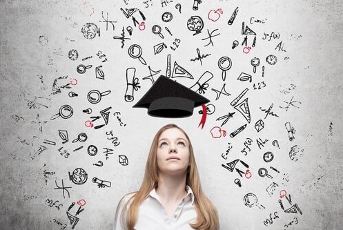 Junge Frau mit Doktorhut erinnert sich an Informationen