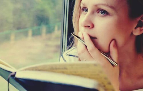 Junge Frau lernt mit einem Buch in der Hand