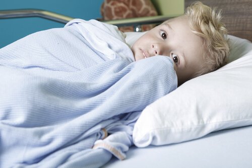 Junge mit Krebs im Krankenbett
