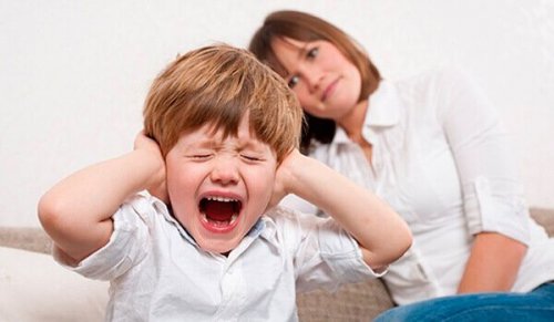 Junge schreit und hält sich die Ohren zu