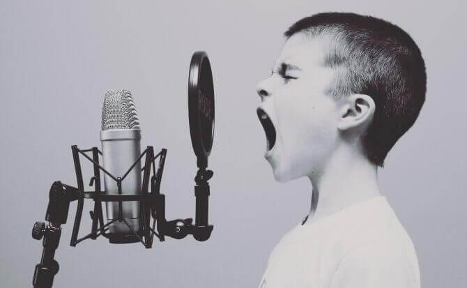 Ein Junge schreit ins Mikrofon