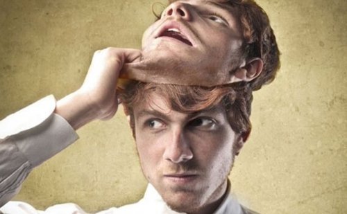 Junger Mann streift seine Maske ab