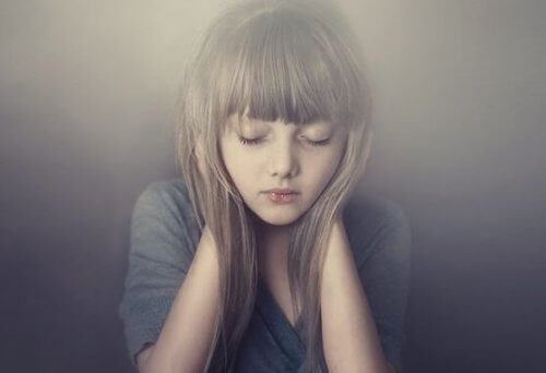 Mädchen mit geschlossenen Augen