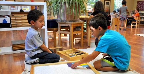 Kinder spielen zusammen