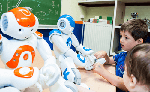 Kinder in der Schule, die mit Robotern spielen.