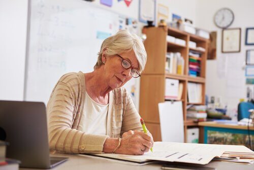 Lehrerin, die Prüfungen korrigiert