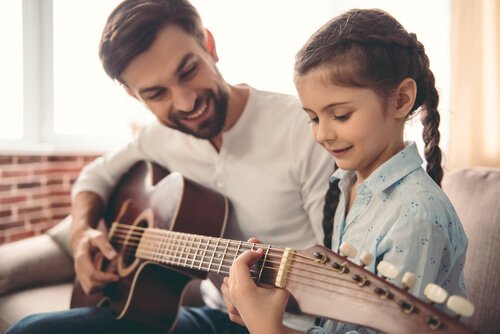 Macht Musik Kinder schlauer? Ein Vater will es herausfinden und bringt seiner Tochter das Gitarrespielen bei
